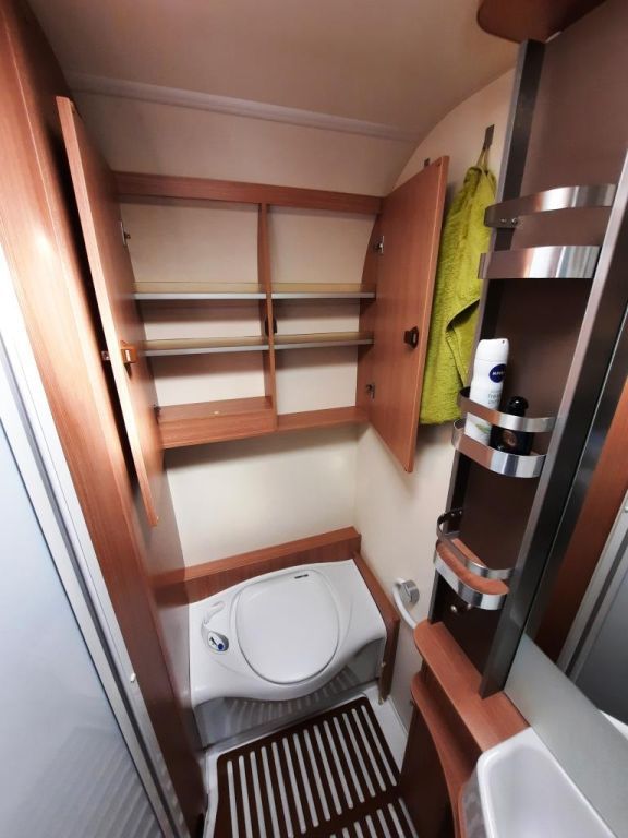 Fahrzeug Übersicht 17 Fahrzeugabbildung Knaus Sky Wave 650 MF Celebration25 Dachklima, Hubbett