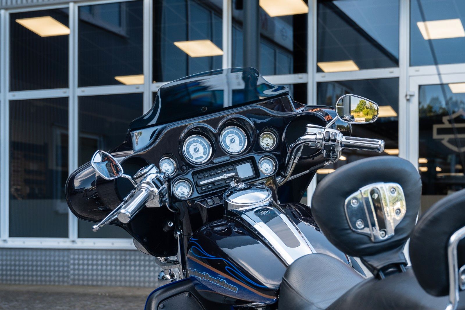 Fahrzeugabbildung Harley-Davidson FLHTCSE CVO Screamin Eagle E-Glide - Twin Cam