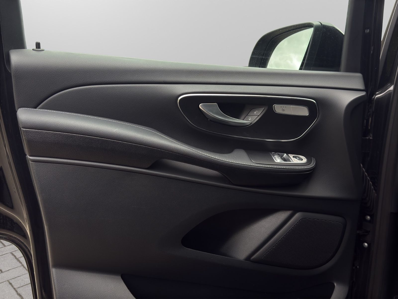 Daumennagel 15 - Mercedes-Benz V 300 d lang 4M. Avantgarde *360°CAM*AHK*DISTRON