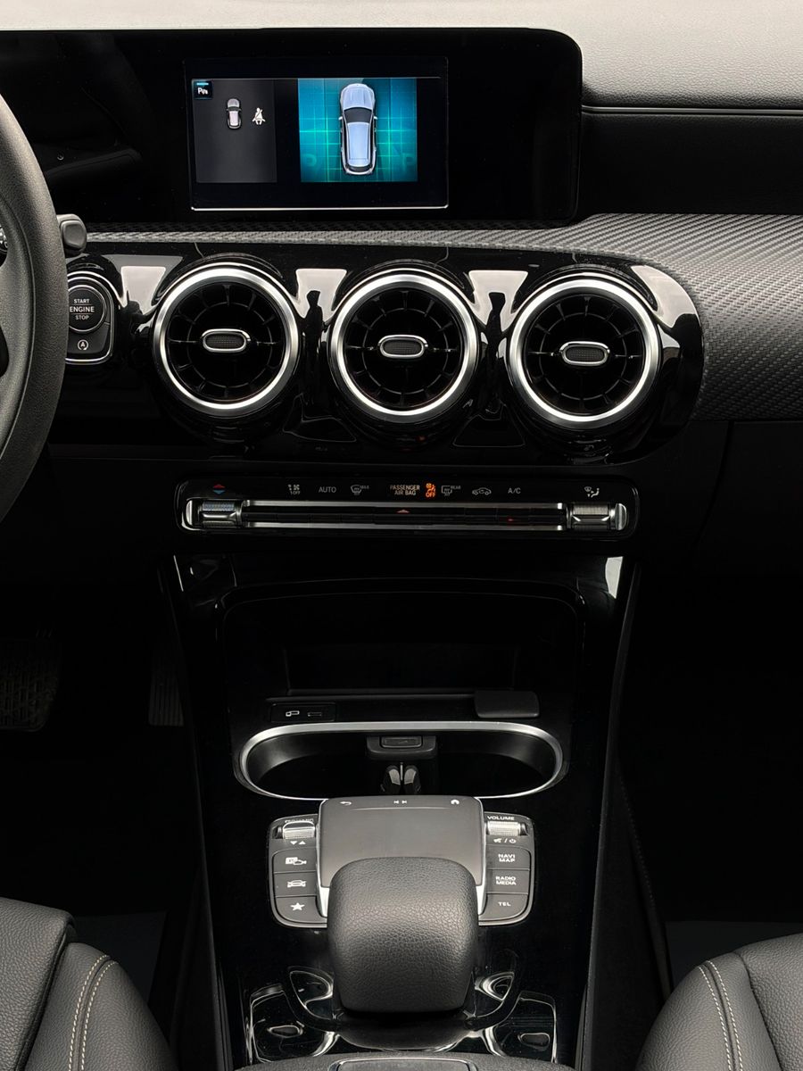 Fahrzeugabbildung Mercedes-Benz CLA 180 SB SHZ LKA TEMP MBUX Navi Wifi CarPlay