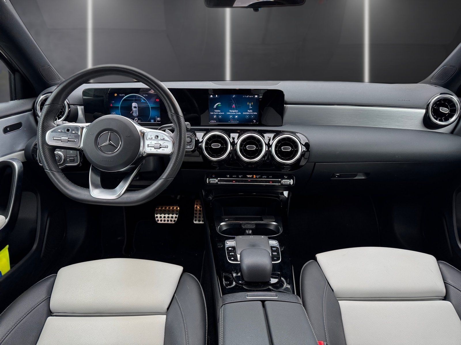 Fahrzeugabbildung Mercedes-Benz A 220 AMG-Line*LED*PDC*Spurhalt*Sitzheizung*MBUX