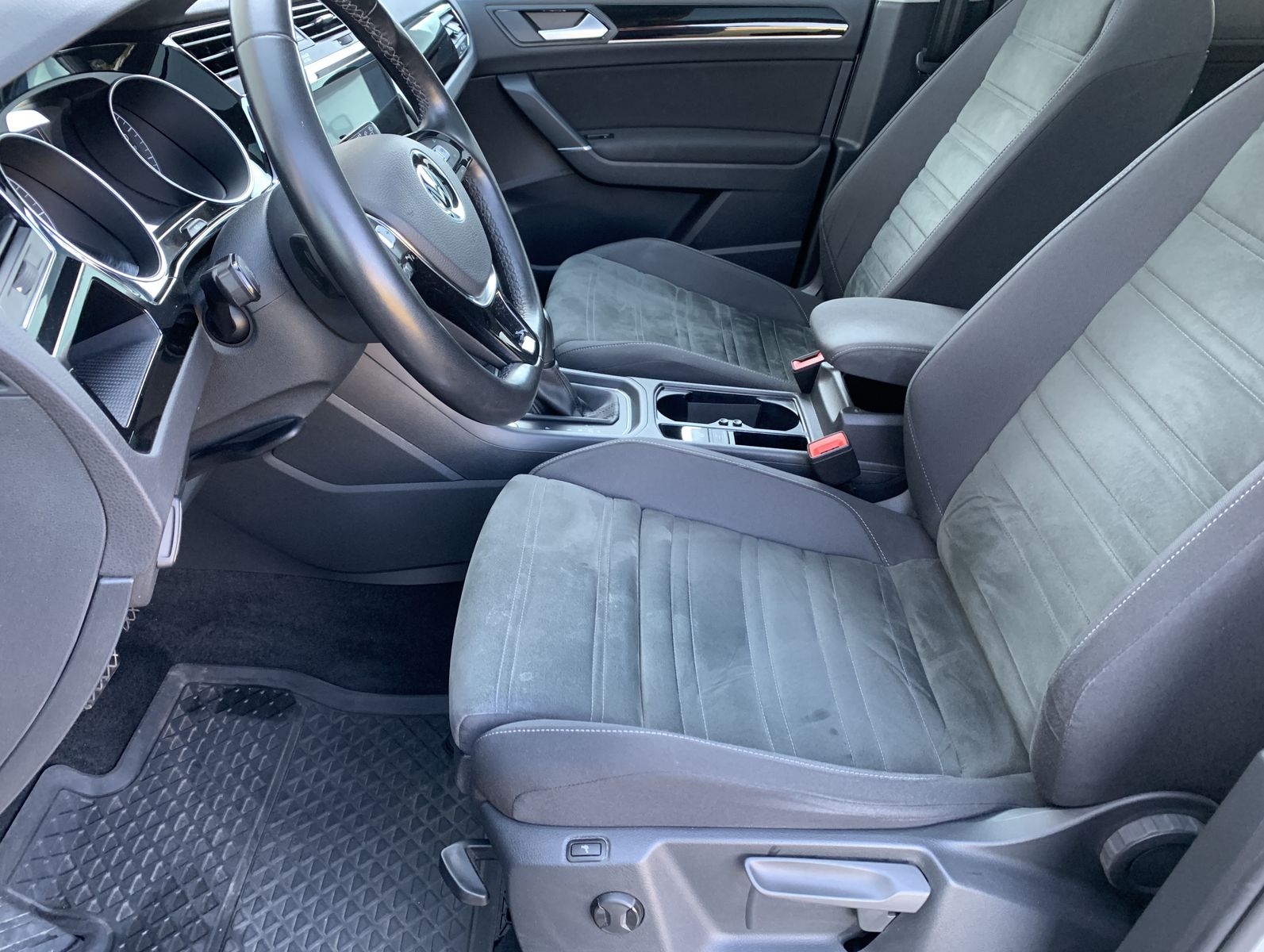 Fahrzeugabbildung Volkswagen Touran 2.0 TDI*LED*Navi*AHK*Pano*STHZ*Cam*Spur*