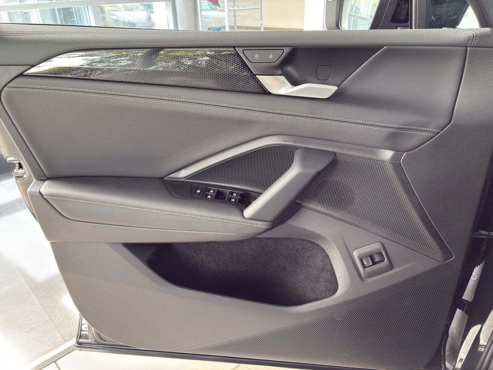 Fahrzeugabbildung Volkswagen Tiguan 2.0 TSI 4Motion W Life 360,AHK,Kamera,LED