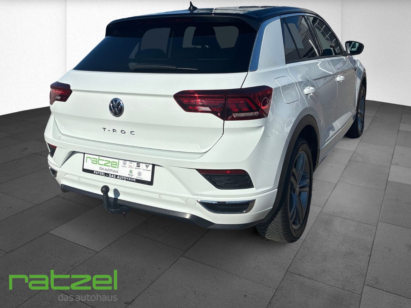 Fahrzeugabbildung Volkswagen T-Roc 1.5 TSI DSG R-Line RFK Navi AHK abnehmbar