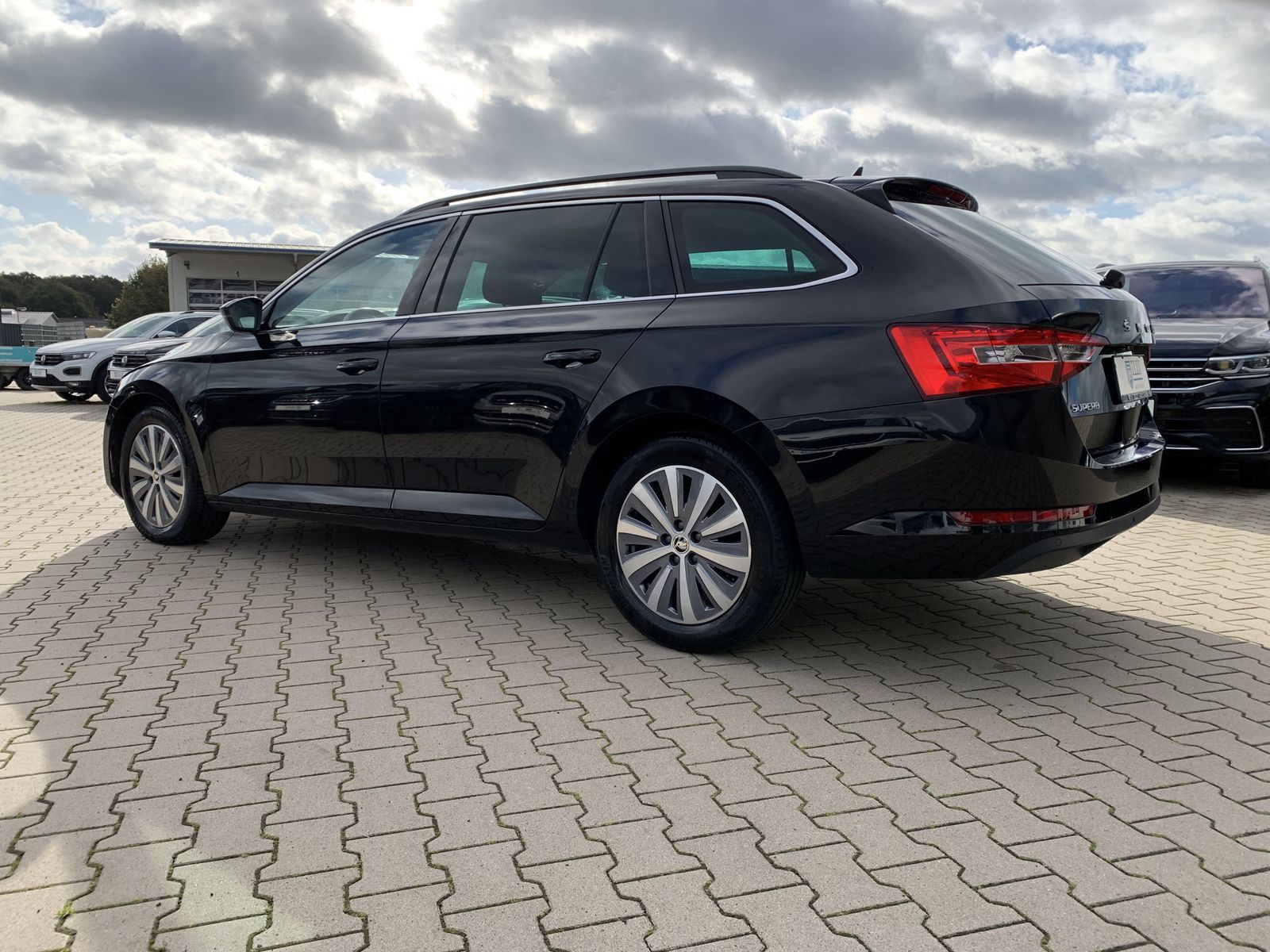 Fahrzeugabbildung SKODA Superb 2.0 TDI*LED*AHK*Navi*Spur*ACC*