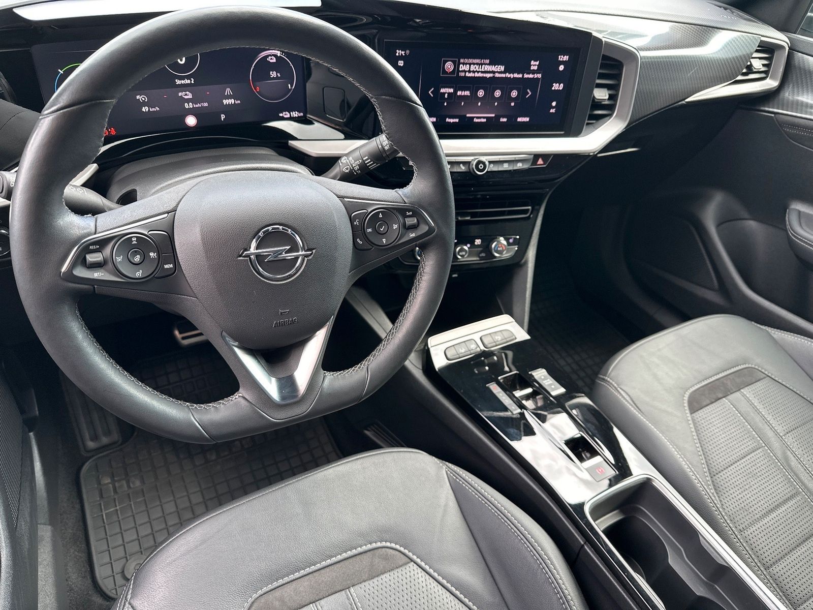 Fahrzeugabbildung Opel Mokka-e Ultimate NAV+LED+KAM+SHZ+KEYLESS+PDC+DAB