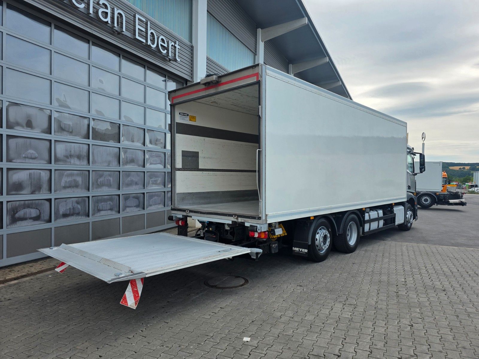 Fahrzeugabbildung Mercedes-Benz Actros 2545 L 6x2 LBW Bär Retarder Xenon AHK