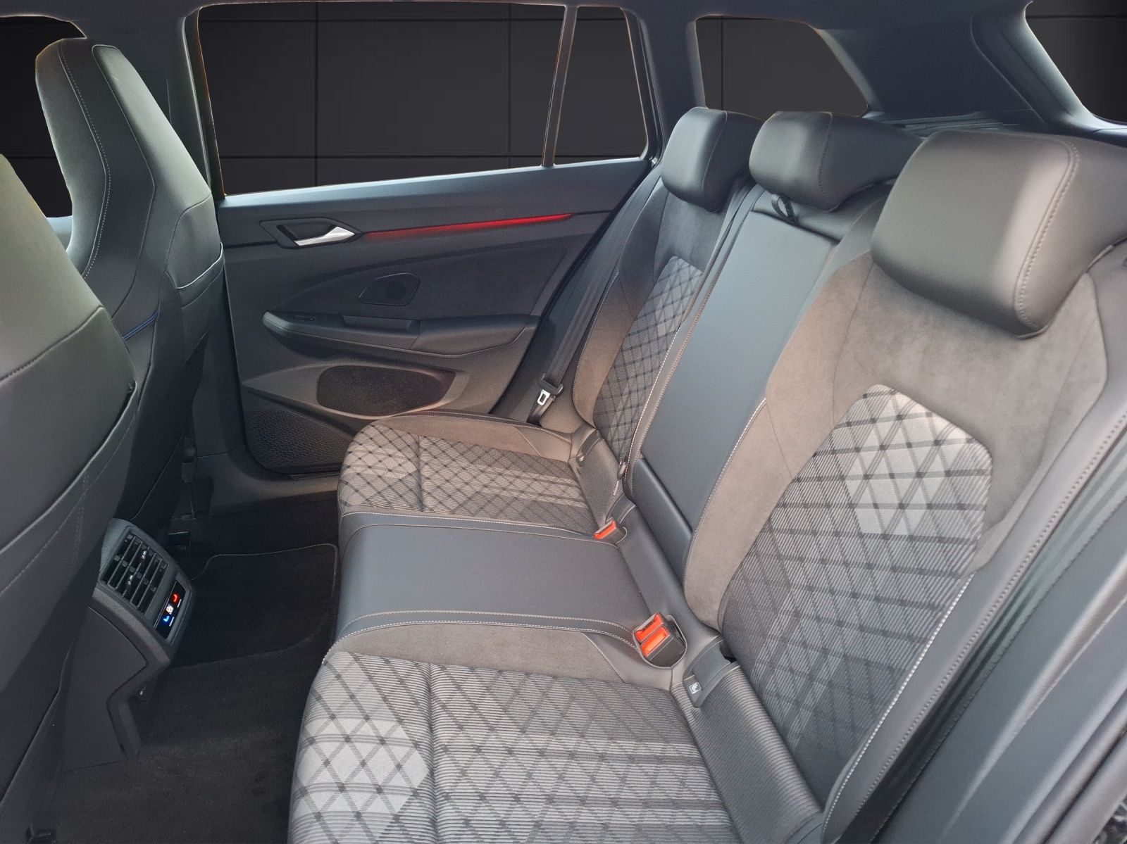 Fahrzeugabbildung Volkswagen Golf VIII Variant TSI R-Line Matrix Navi AID ACC