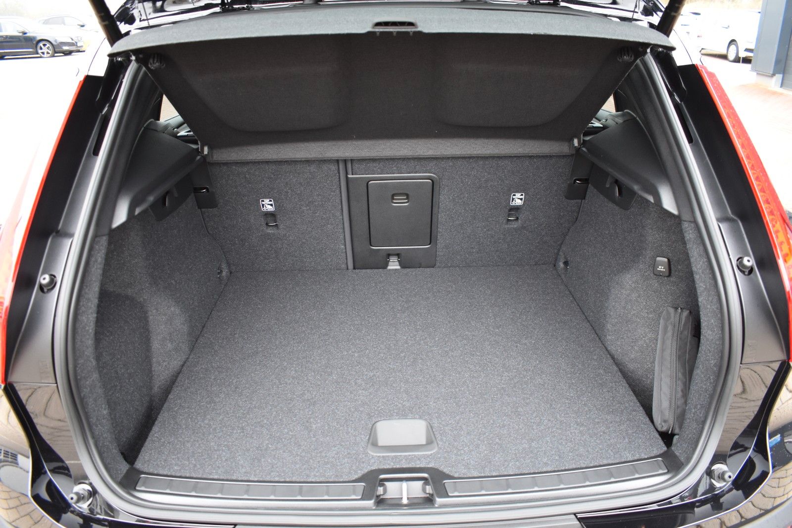 Fahrzeugabbildung Volvo XC40 B4 Autom. R-Design*H&K*RFK*ACC*AHK