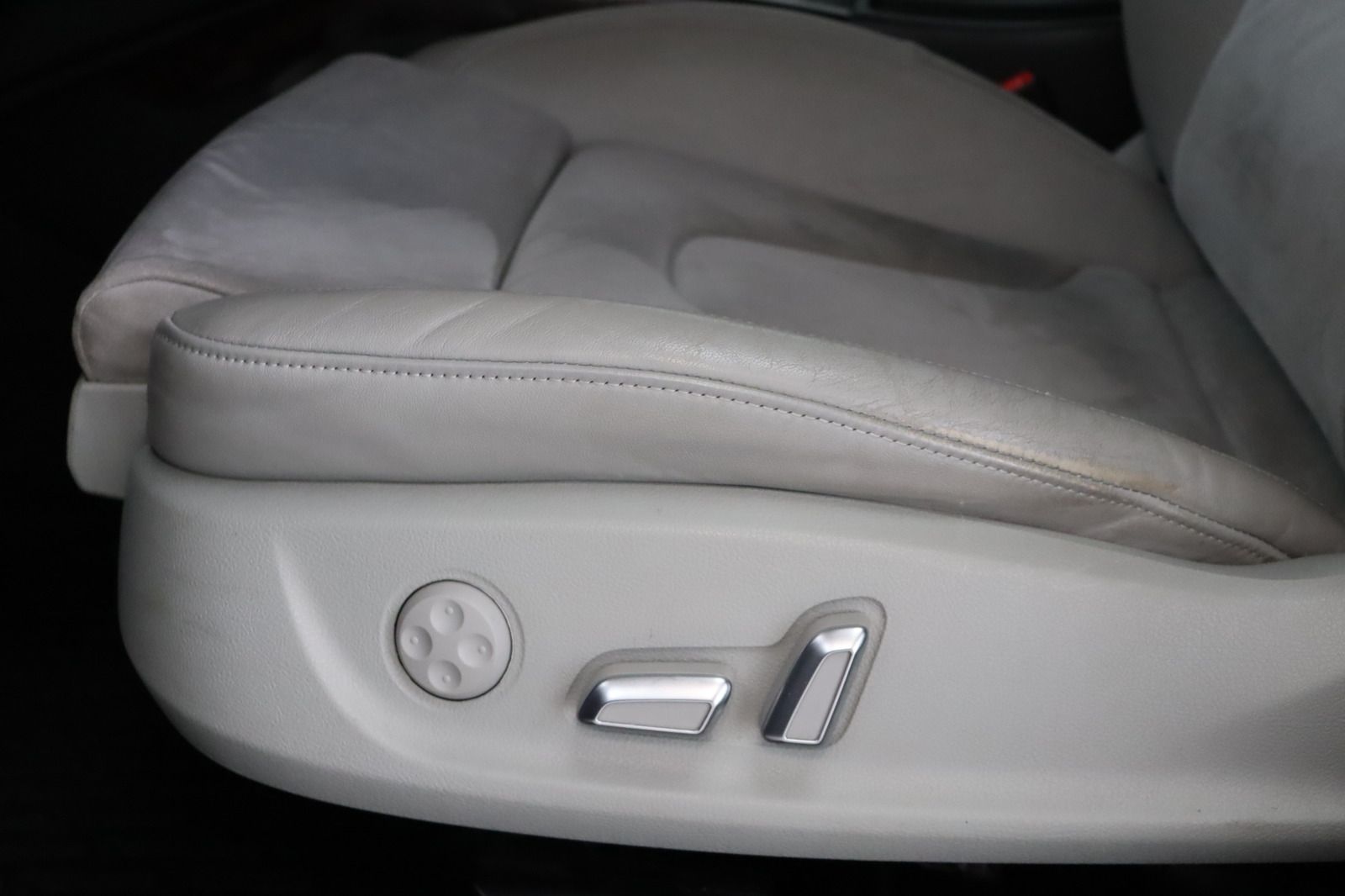 Fahrzeugabbildung Audi A4 3.0 TDI S tronic * Xenon * Navi * el. Sitze