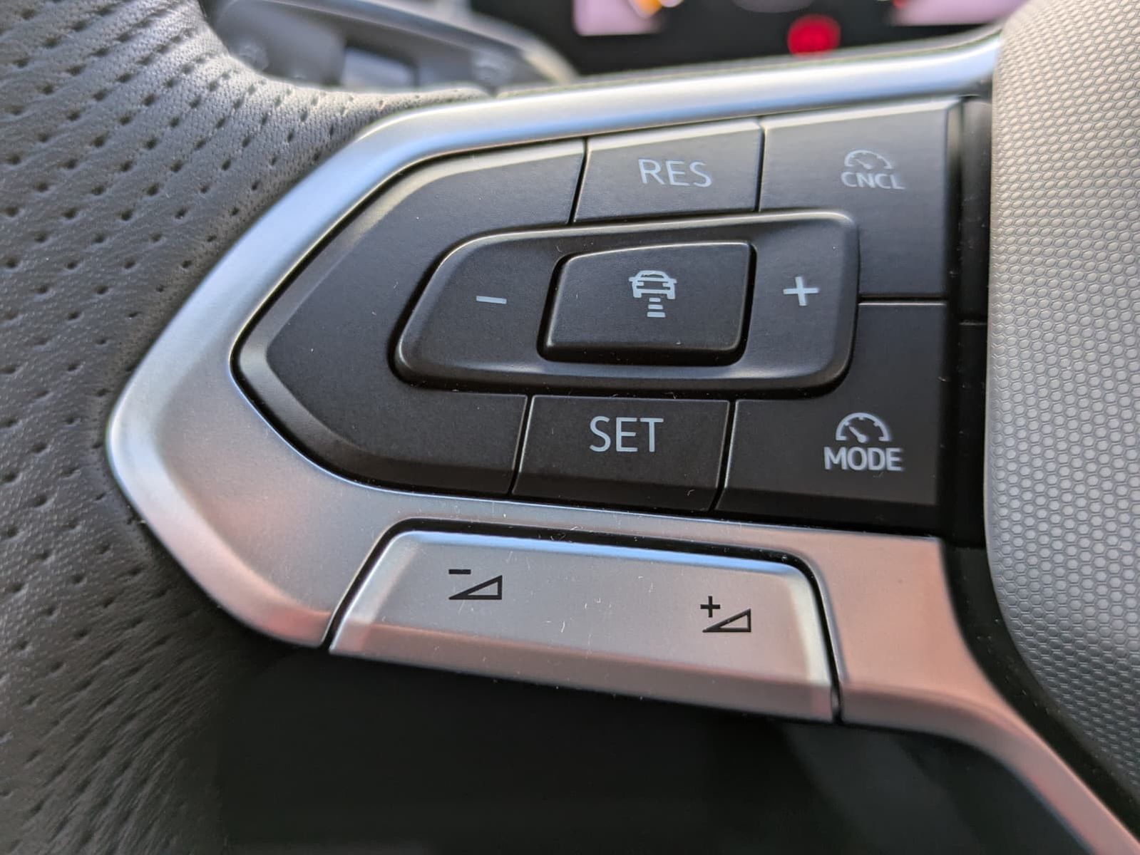 Fahrzeugabbildung Volkswagen Tiguan 2.0 TDI 4M R-Line PANO*H&K*AHK*MATRIX*20"