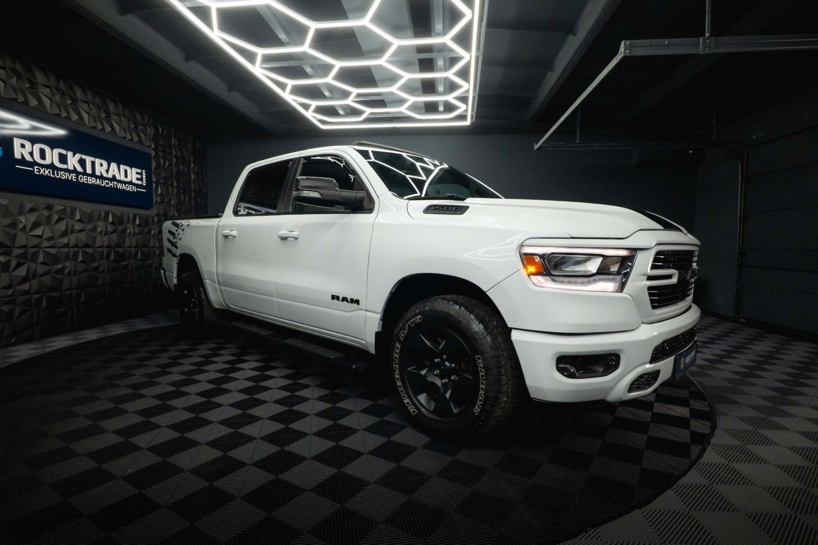 Fahrzeugabbildung Dodge RAM 5.7 V8 HEMI 4x4 OFFROAD Night-Paket *PANO*