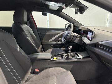 Fotografie des Opel Astra 1.2 Turbo GS AHK Navi