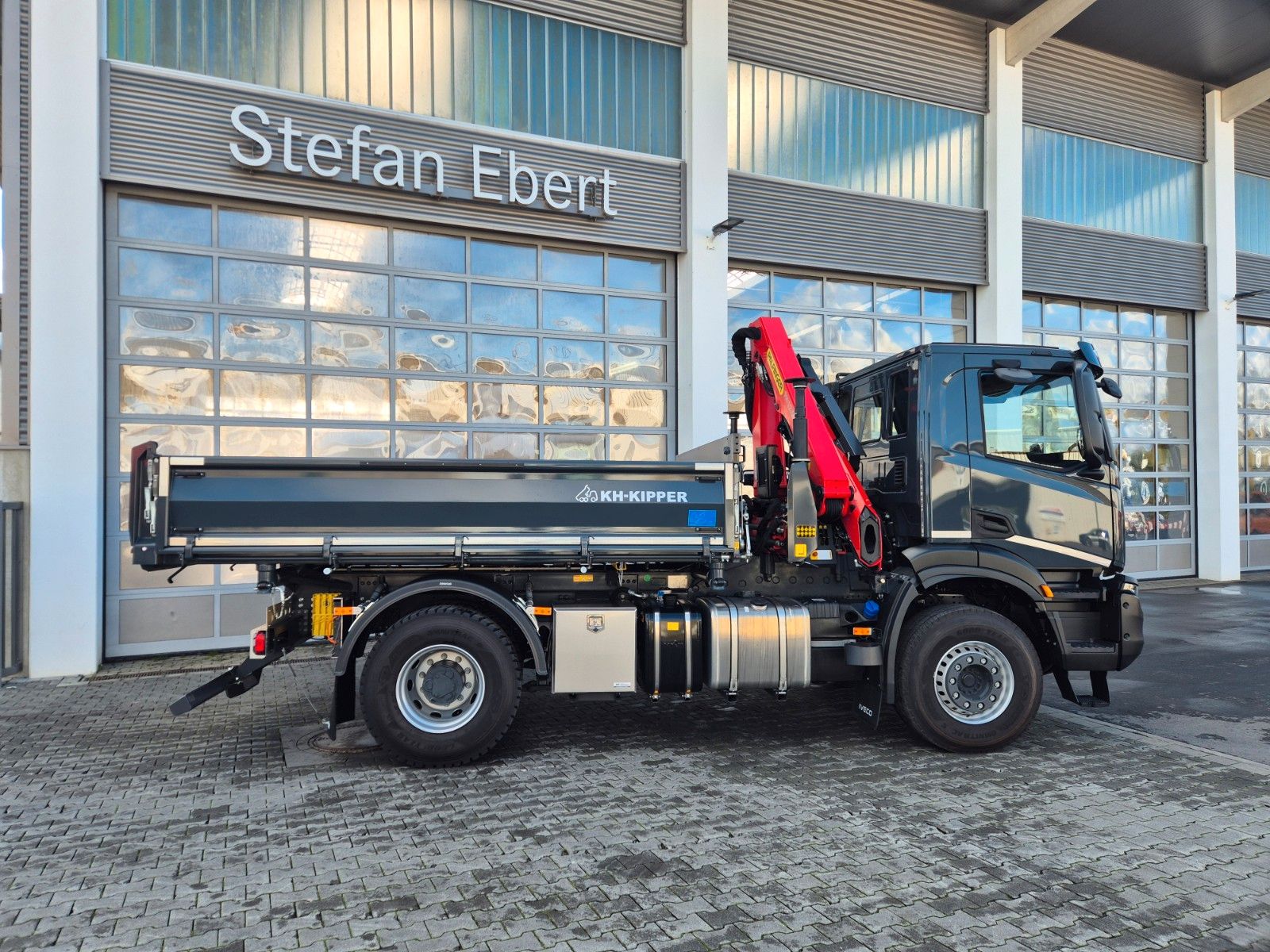 Fahrzeugabbildung Iveco AD200X46/P HR OFF Palfinger PK 12.501 Funk AHK