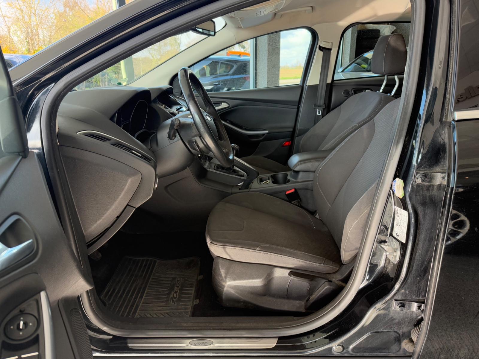 Ford Focus 2011 — салон