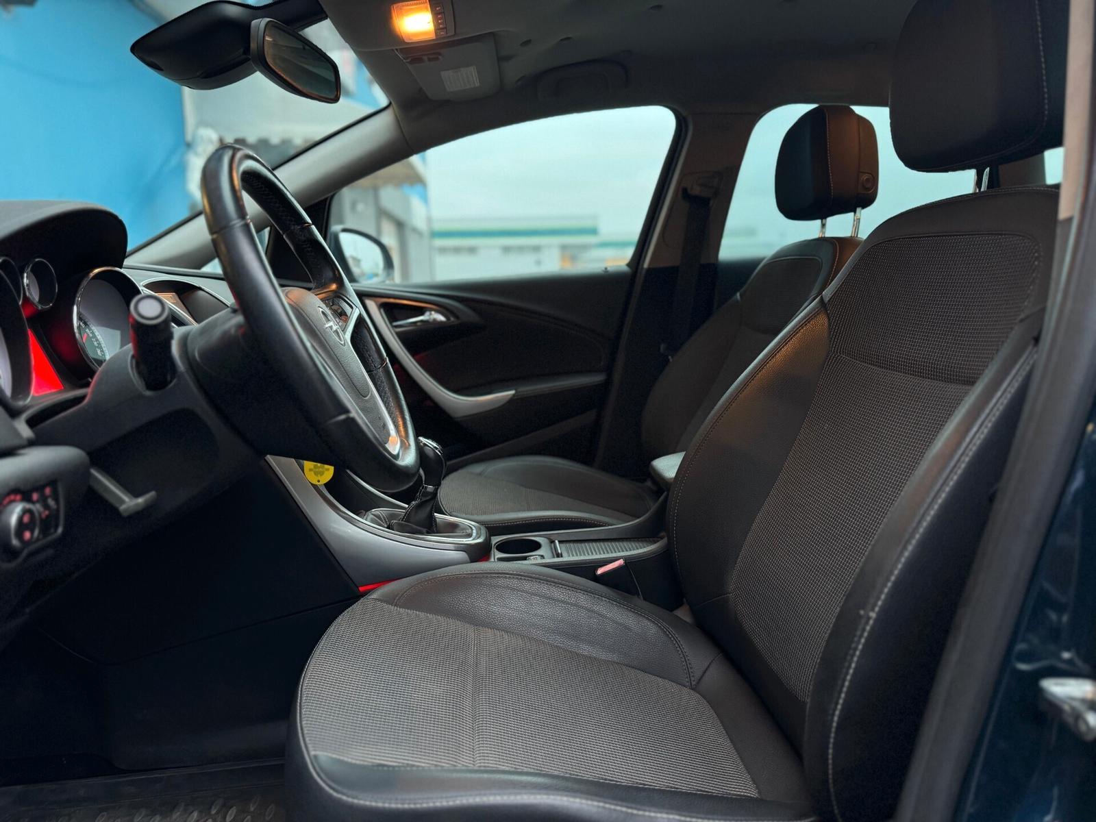 Opel Astra 2011 — photo 9
