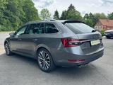 Skoda Superb Combi 2.0 TSI L&K 4x4 - AHK, Columbus - Skoda Superb mit Benzin-Antrieb: Abstandswarner, Kombi