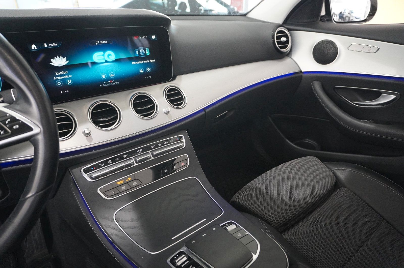 Fahrzeugabbildung Mercedes-Benz E 300E LIM. AVANTGARDE NAVI/LED/KAMERA/PANO./AHK
