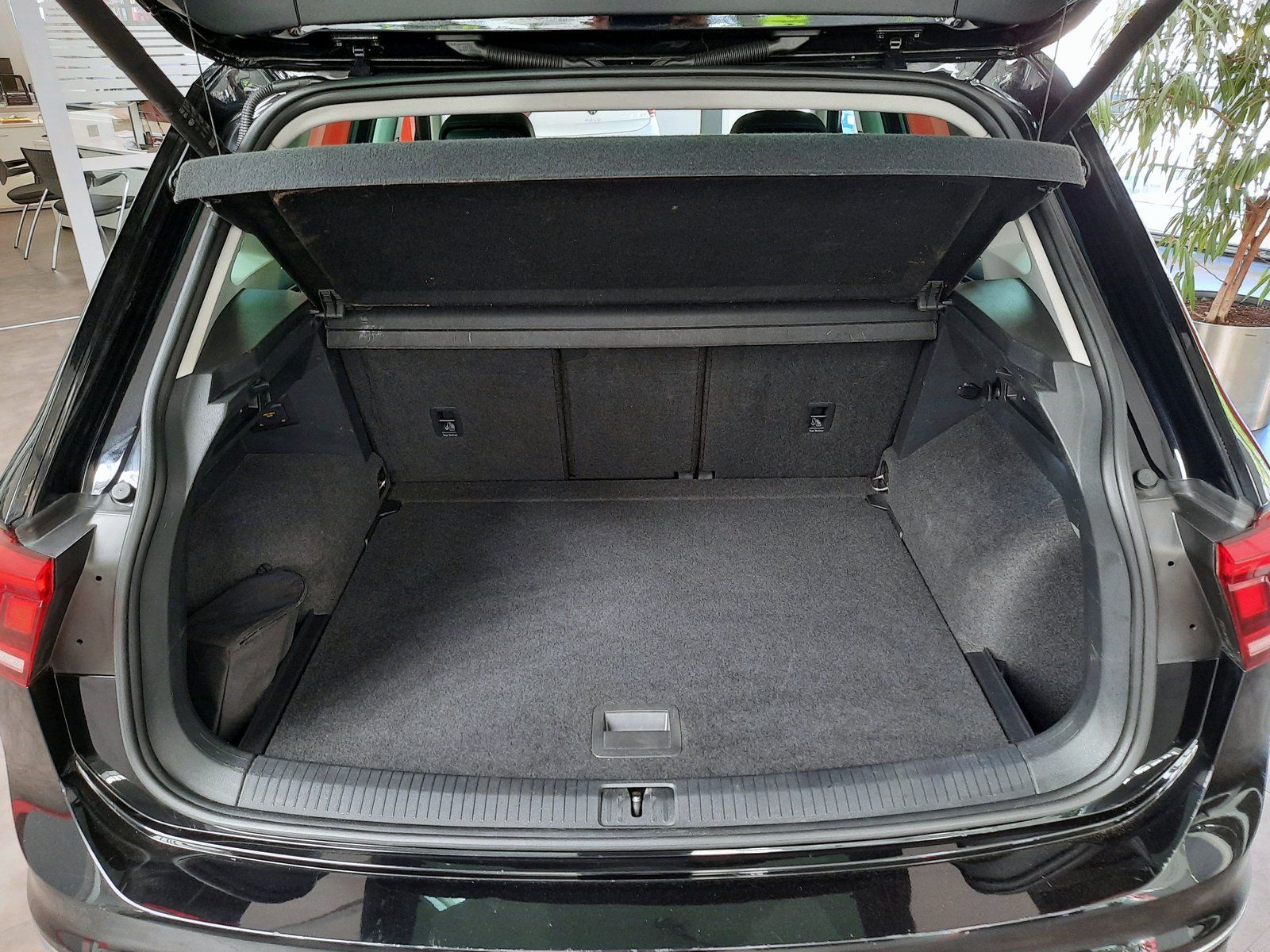 Fahrzeugabbildung Volkswagen Tiguan Life TDI DSG 4M *Pano*AHK*Navi*Cam*LED*