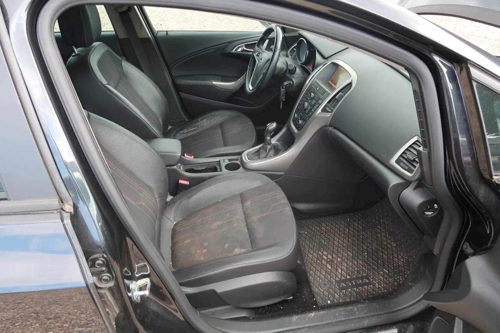 Opel Astra 2012 — photo 17