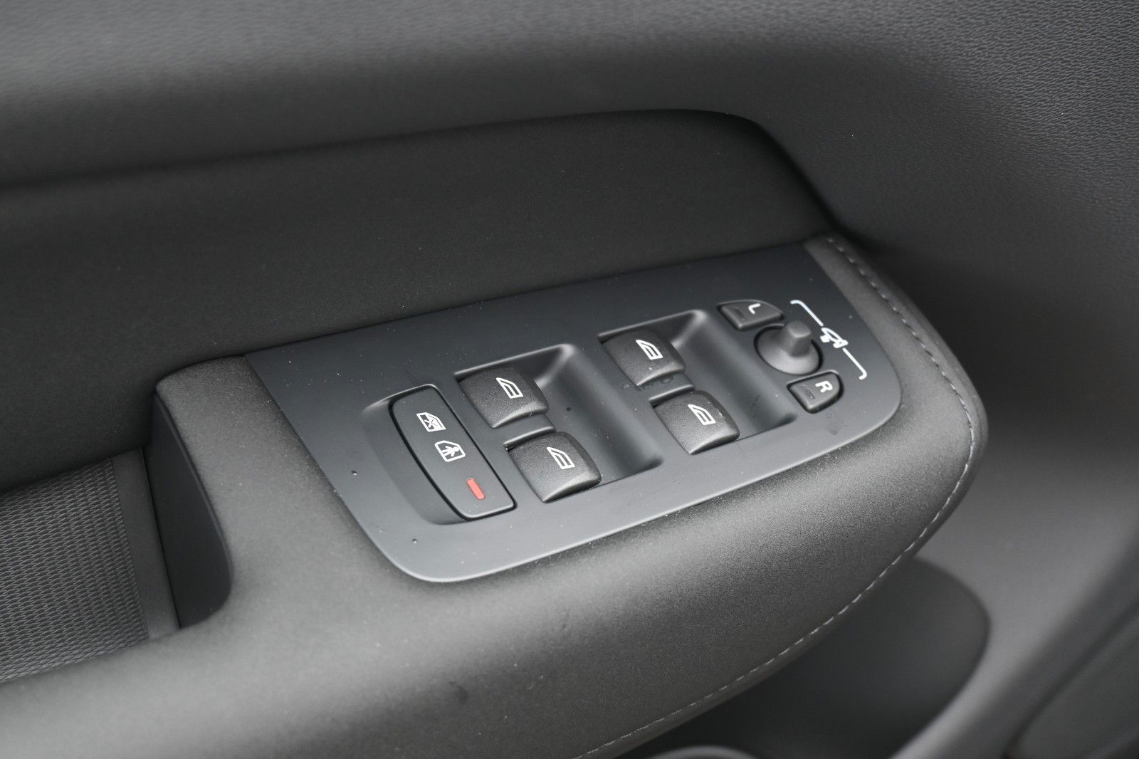 Fahrzeugabbildung Volvo XC60 Recharge T6 AWD Plus Dark