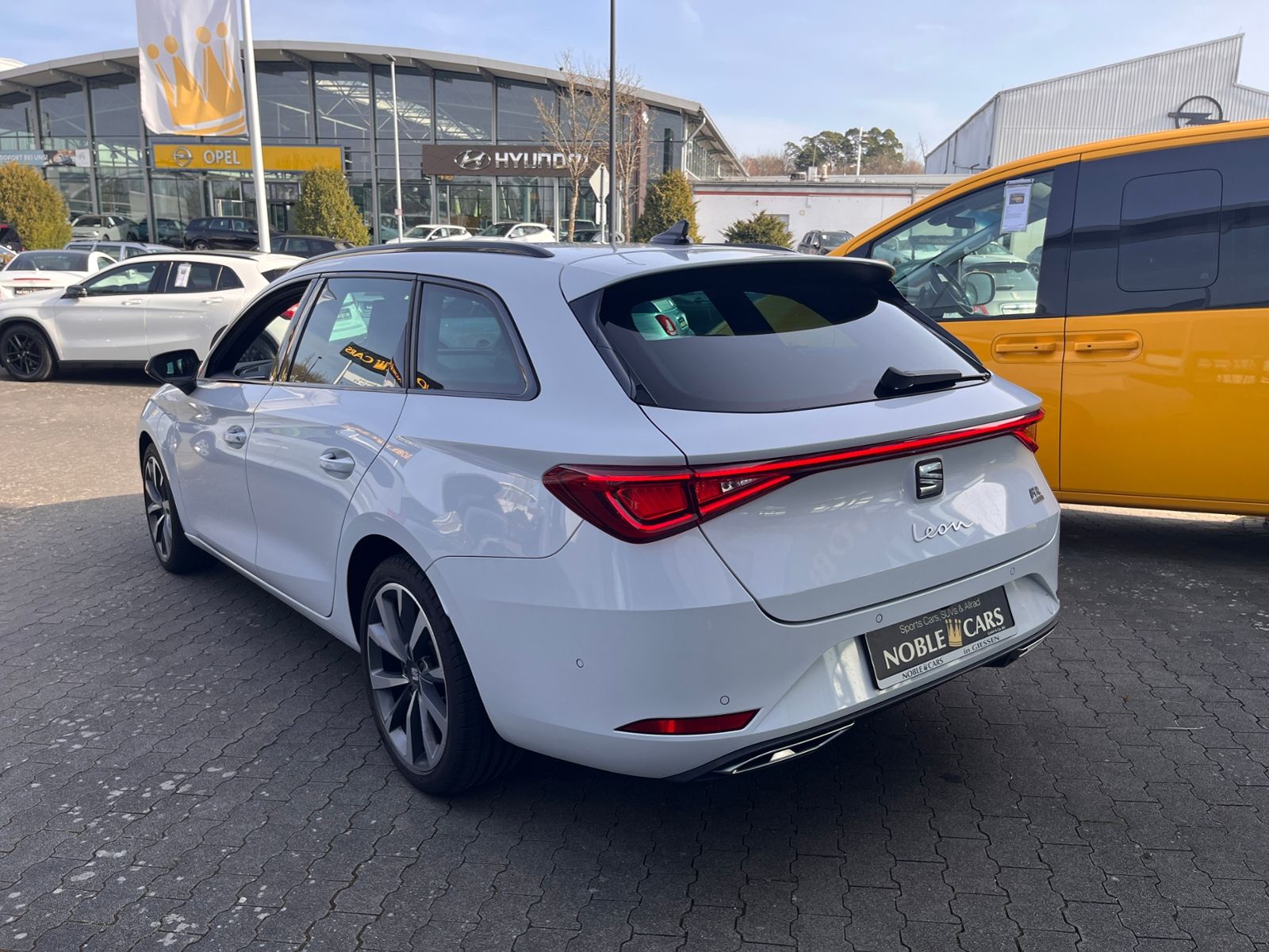 Fahrzeugabbildung SEAT Leon Sportstourer FR e-Hybrid LED NAVI ALU