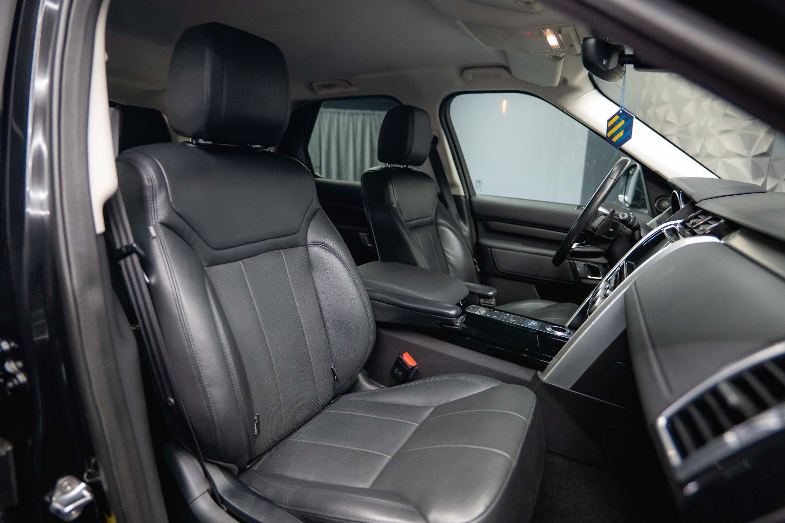 Fahrzeugabbildung Land Rover Discovery 5 2.0 TD SD4 HSE BLACK 4x4 *AHK*LED*