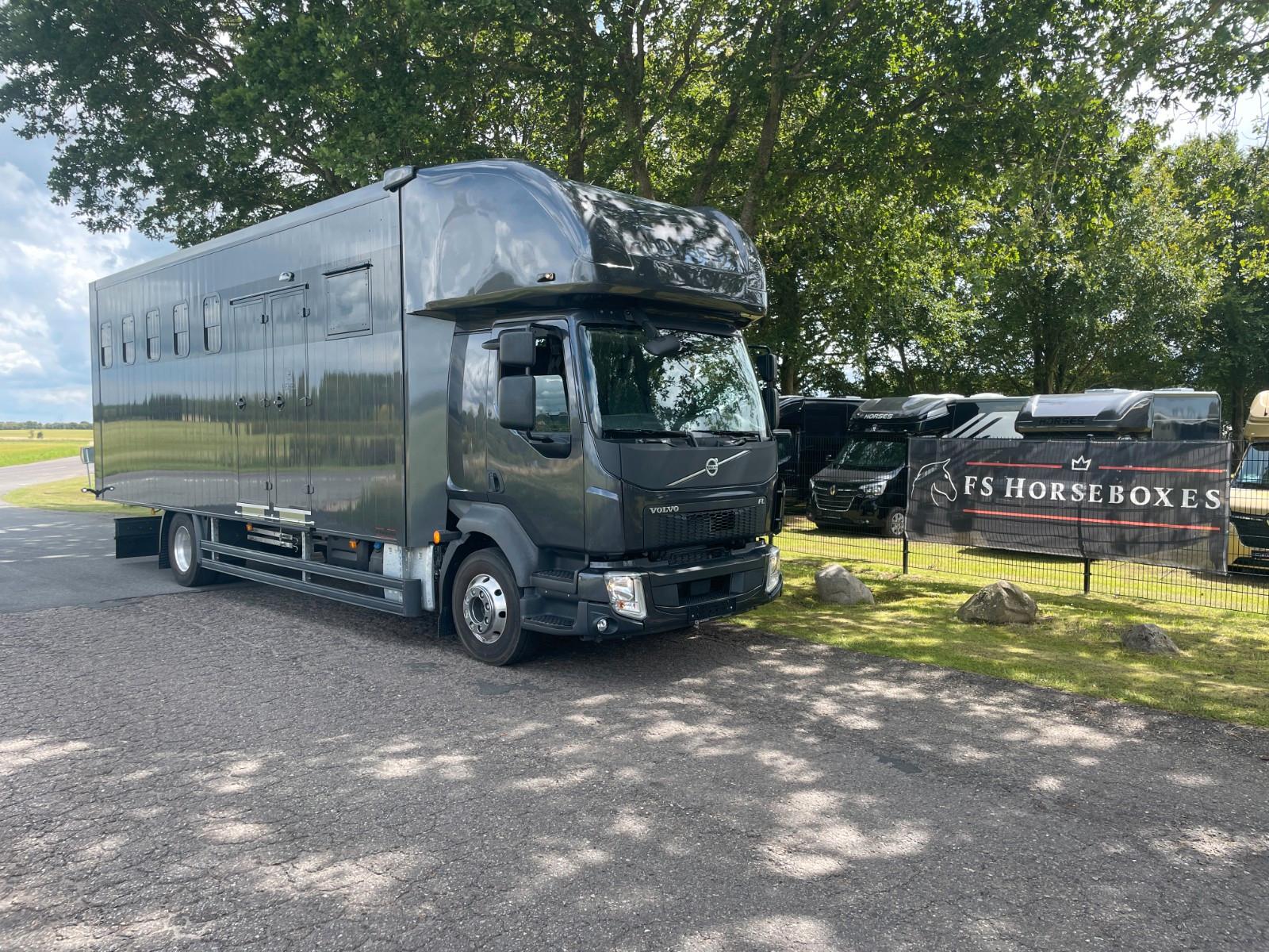 Volvo FL 210 HK - 5 horses + living