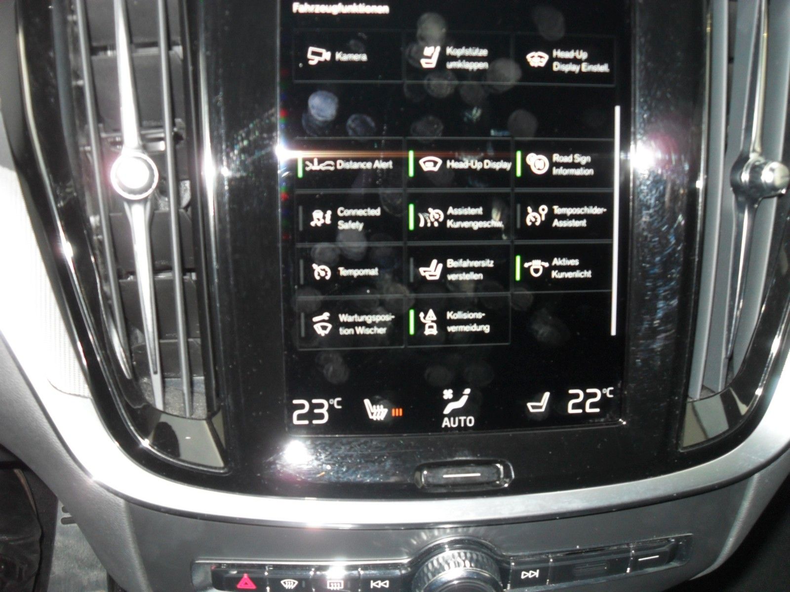 Fahrzeugabbildung Volvo V60 T8 R Design | AWD