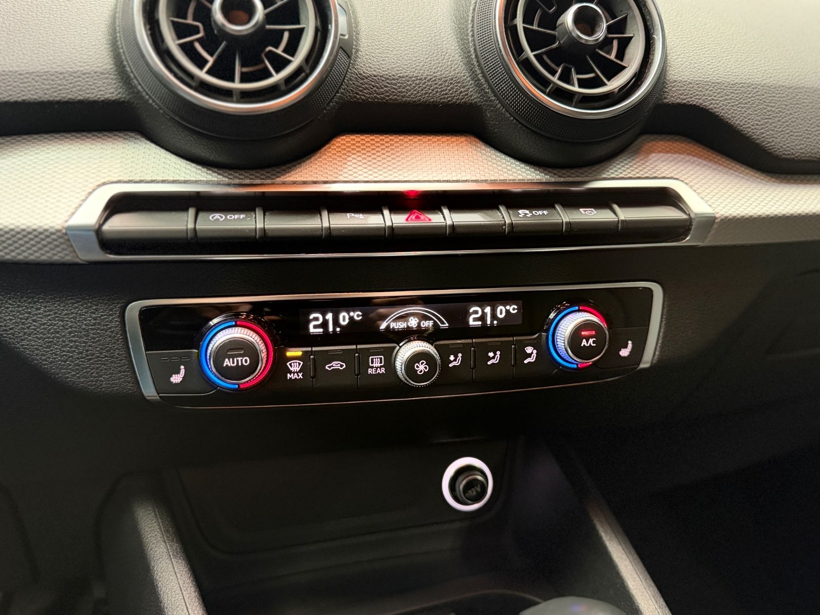 Fahrzeugabbildung Audi Q2 basis ultra|S-TRONIC|NAVI|PDC|LED LICHT|