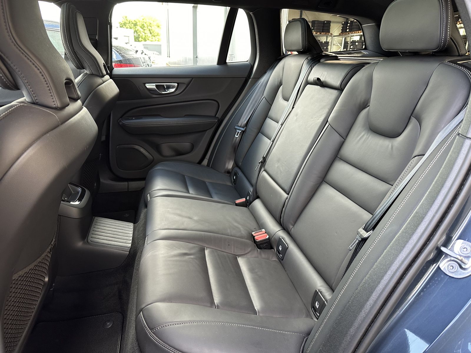 Fahrzeugabbildung Volvo V60 T6 AWD Recharge R-Design NAV+LED+PANO+H&K+VC