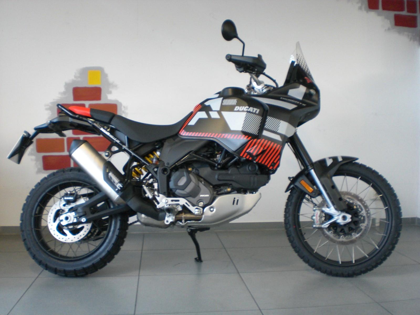 Ducati Desert X neu mit Tageszulassung