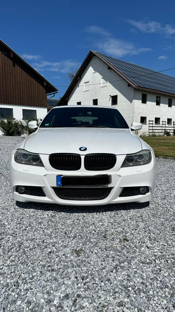 BMW 320 2011 — rear view