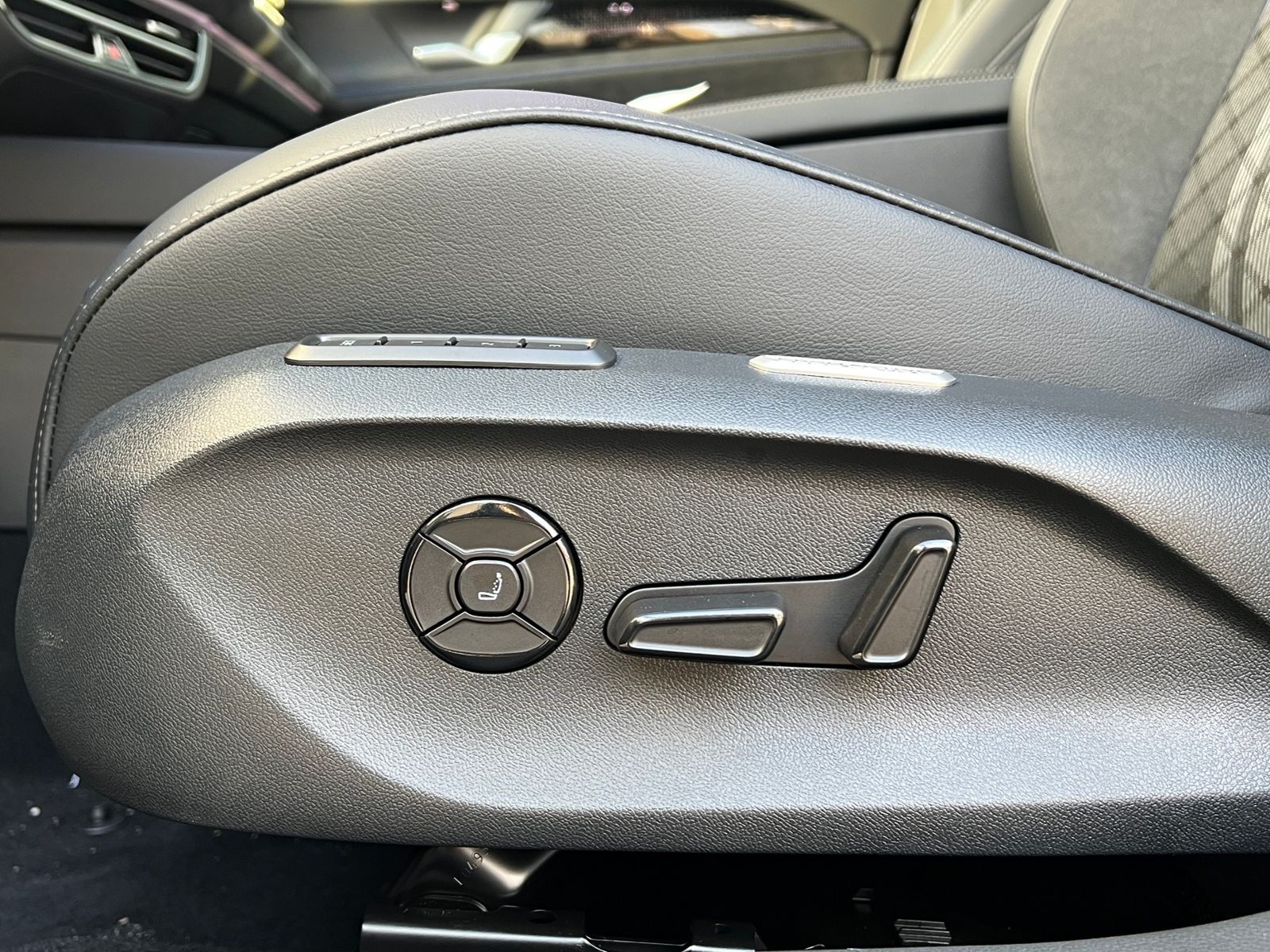 Fahrzeugabbildung Volkswagen Passat Variant R-Line 2.0 TDI DSG 4MOTION *AHK,