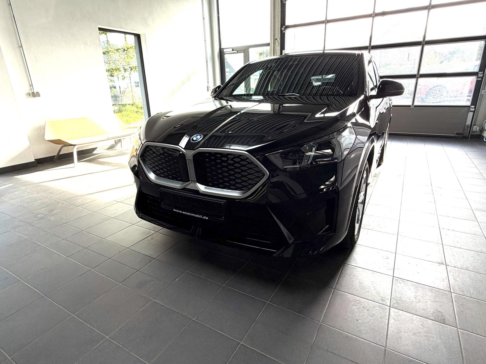 BMW iX2 20 eDrive M Sport AHK_HarmKard_Massage_eSitz imagem 3