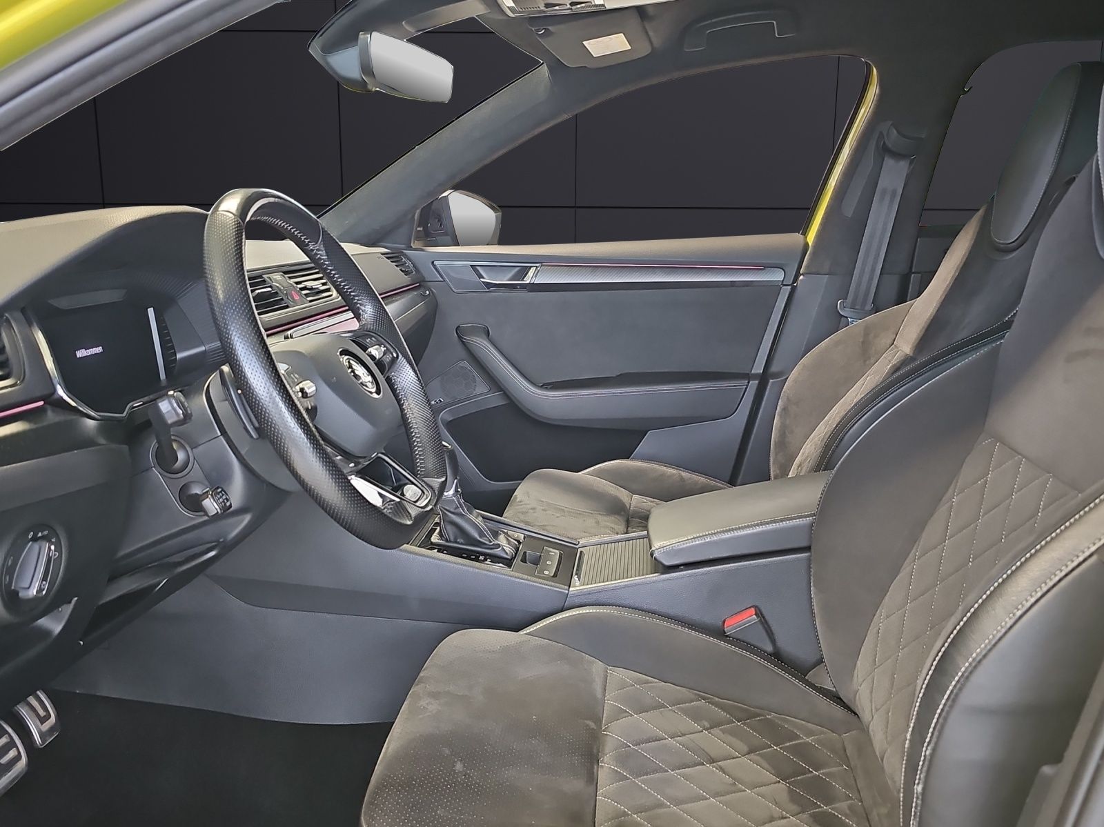 Fahrzeugabbildung SKODA Superb Combi Sportline 2.0 TSI DSG AHZV DCC ACC