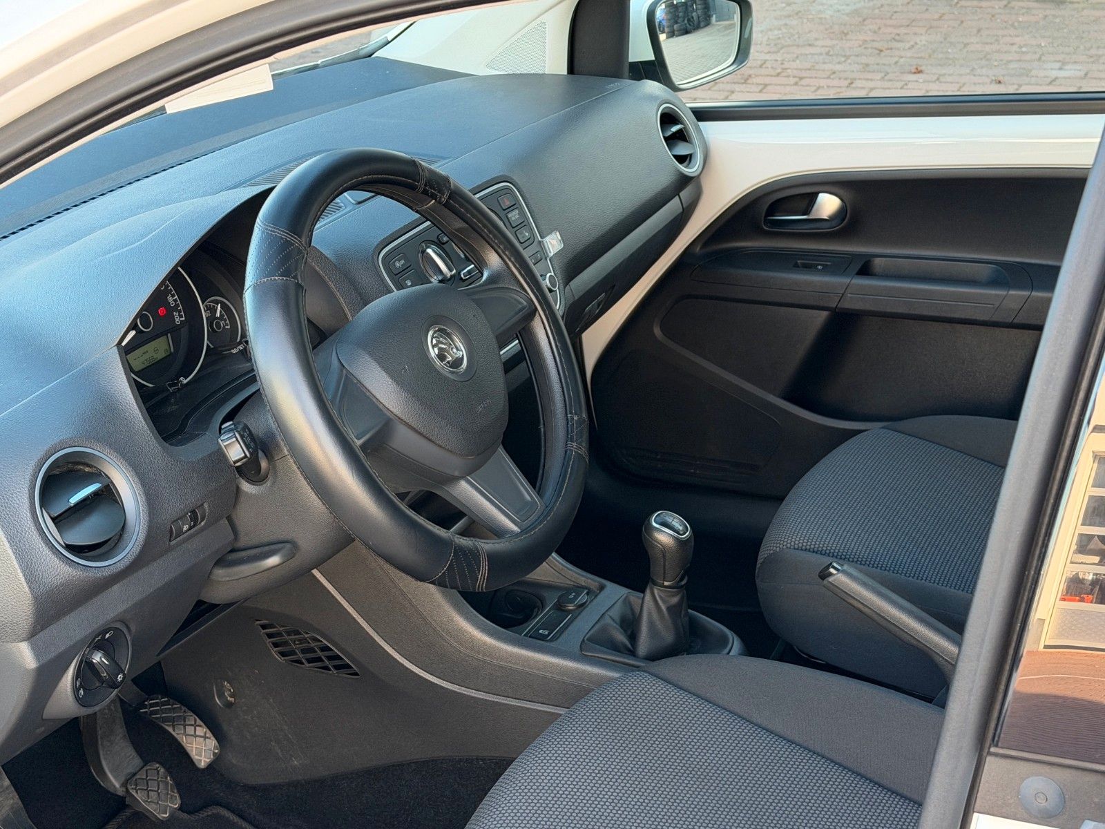 Fahrzeugabbildung SKODA Citigo 1.0 Elegance *Panorama*Sitzhzg*8fach*PDC*