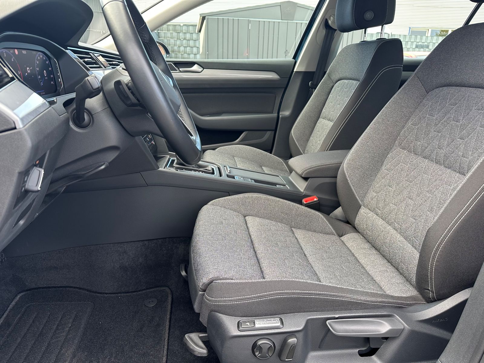 Fahrzeugabbildung Volkswagen Passat Variant 2.0 TDI DSG Business NAV+LED+ACC