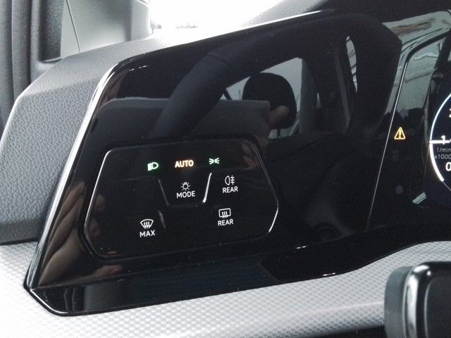 Fahrzeugabbildung Volkswagen Golf VIII TSI Move LED Navi SHZ AID RFK