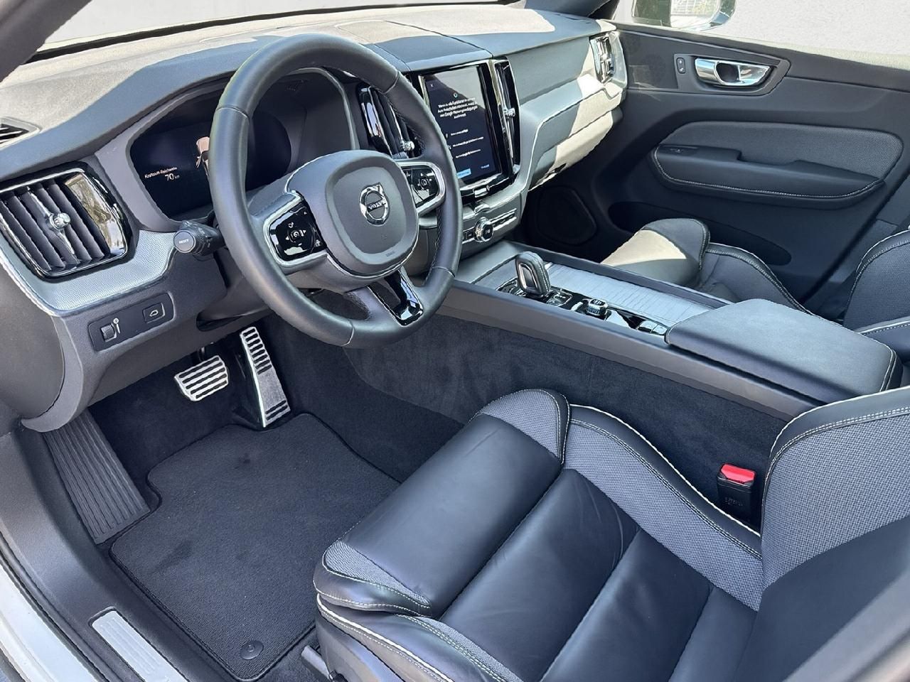 Fahrzeugabbildung Volvo XC60 R Design 2WD