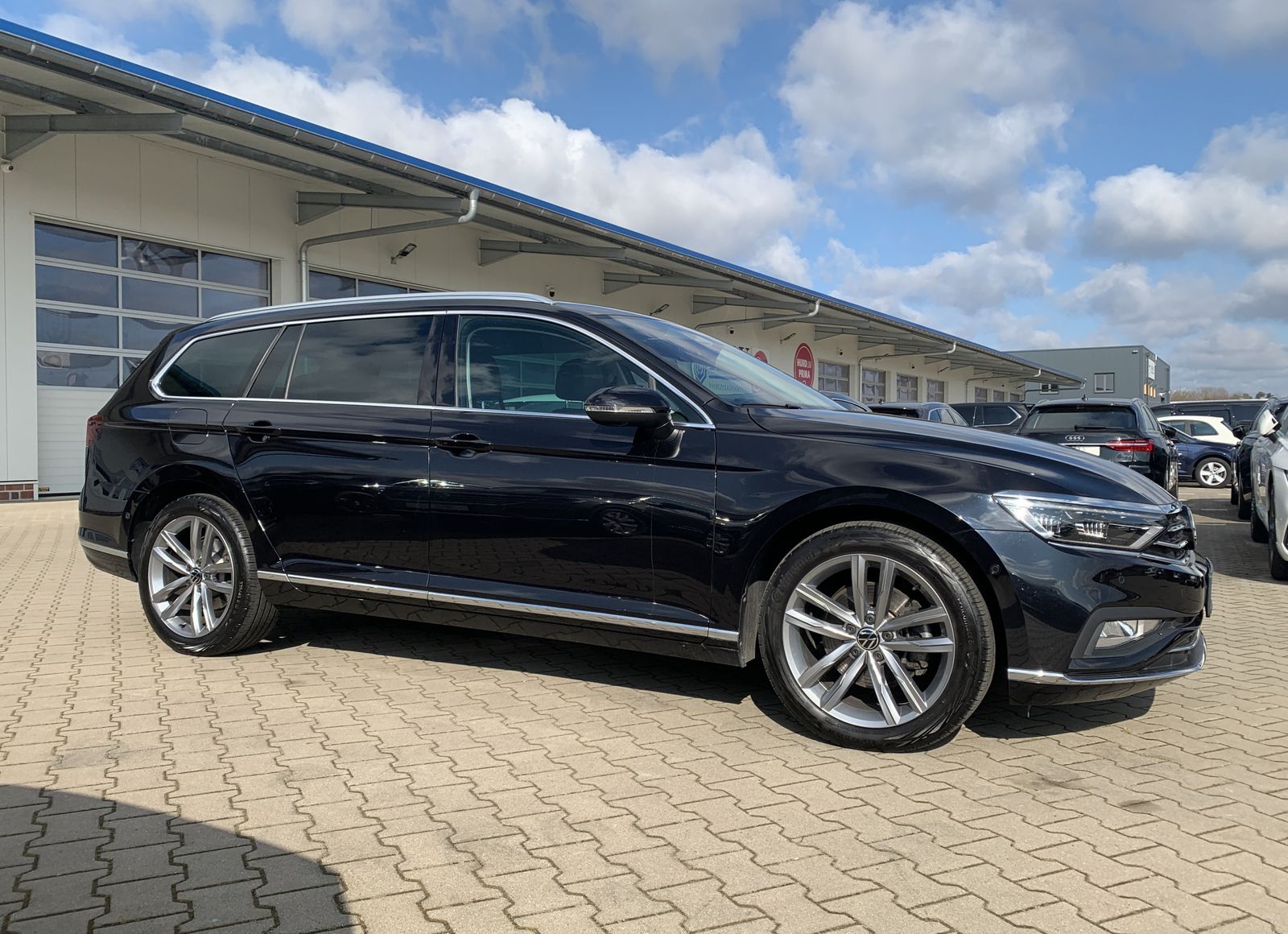 Fahrzeugabbildung Volkswagen Passat Variant 2.0 TDI*Elegance*AHK*Leder*Matrix