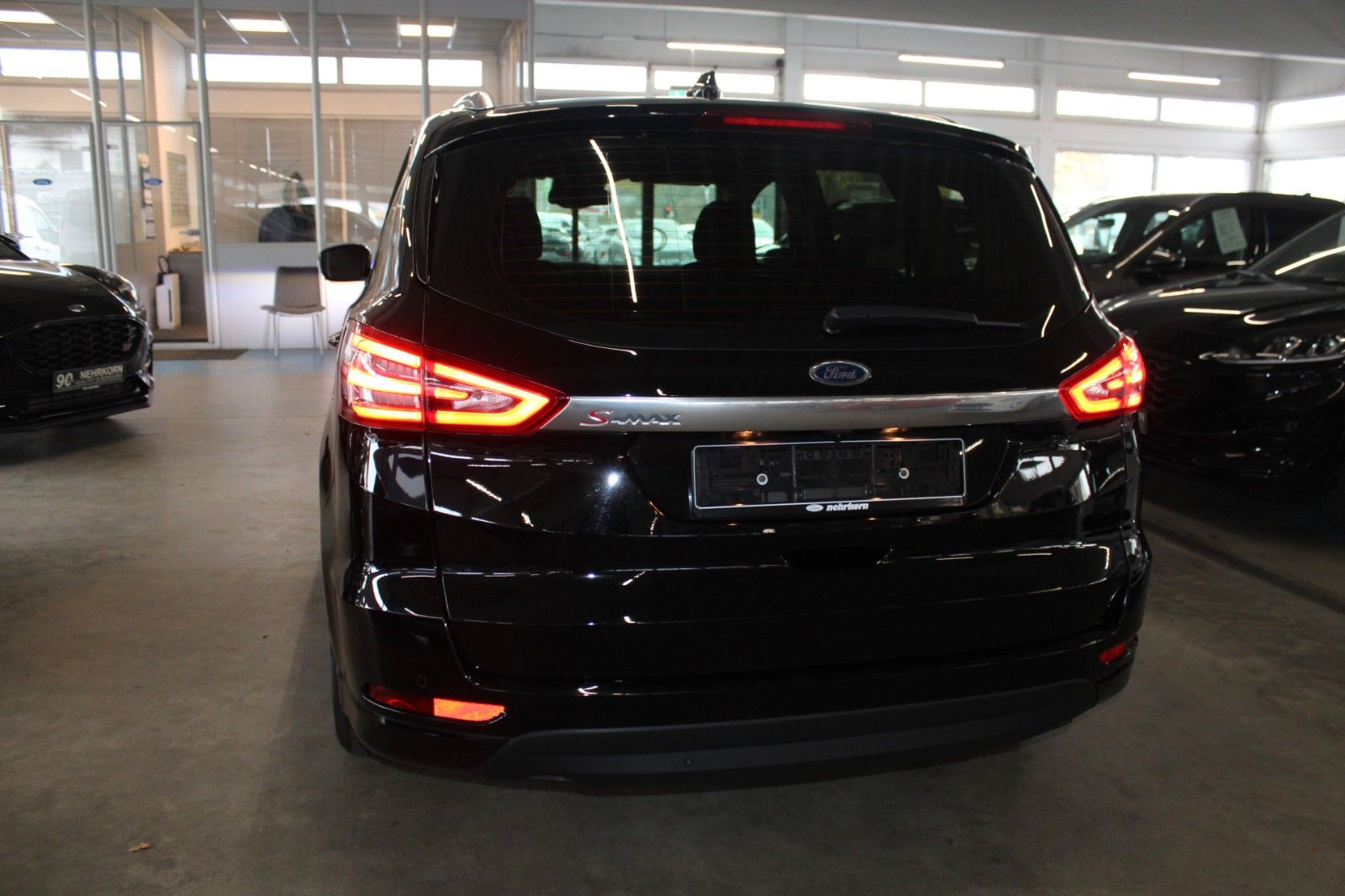 Fahrzeugabbildung Ford S-Max Titanium Automatik 7-Sitze AHK ACC CAM LED