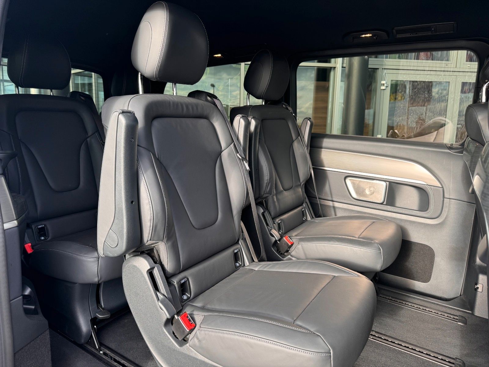 Fahrzeugabbildung Mercedes-Benz V 300 d EXCLUSIVE AIRMATIC AHK2,5 Standheiz
