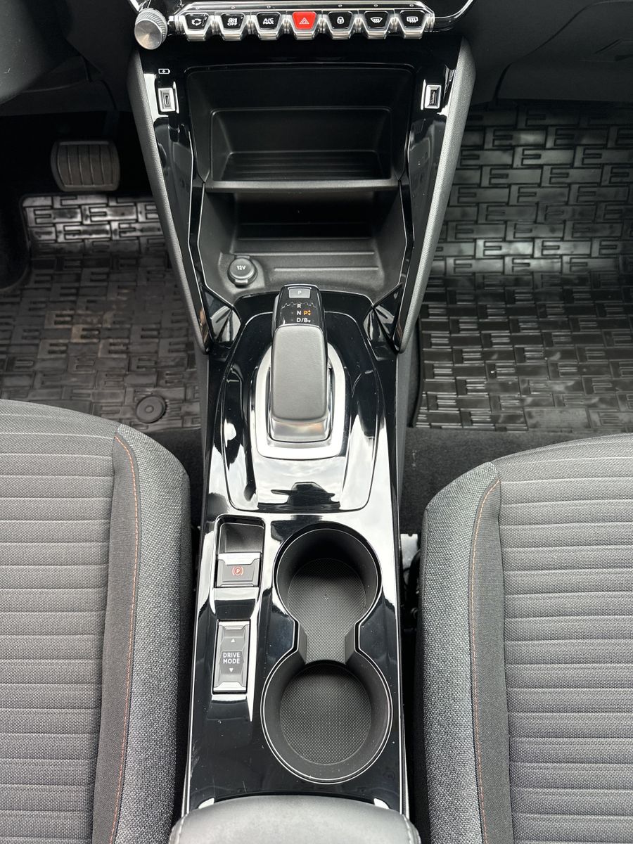 Fahrzeugabbildung Peugeot 208 e Active NAV+LED+DAB+KOMFORT-PAKET+SPURHALTE
