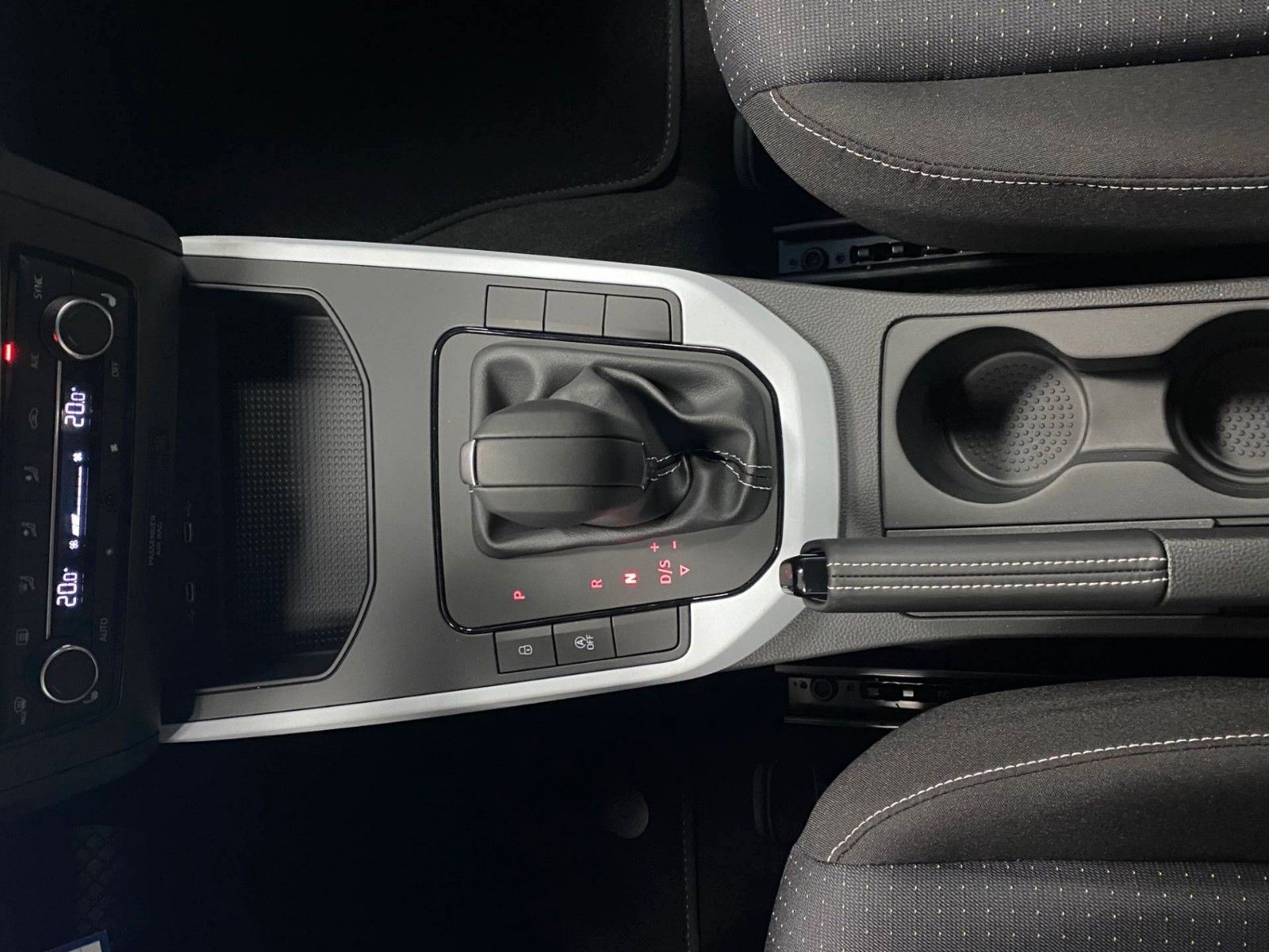 Fahrzeugabbildung SEAT Arona 1.0 TSI DSG STYLE+5 JAHRE GARANTIE+AHK+LED