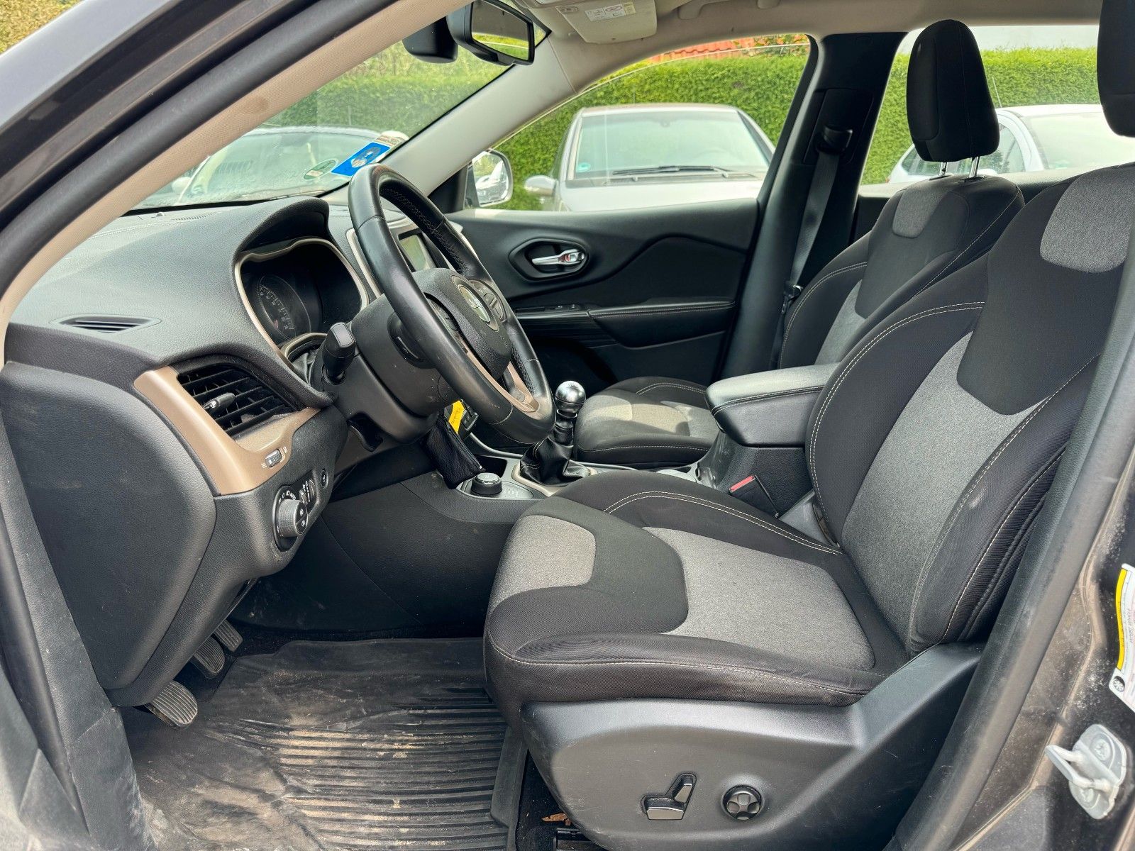 Fahrzeugabbildung Jeep JEEP CHEROKEE LONGITUDE 2.0L 4WD EXPORT GEWERBE