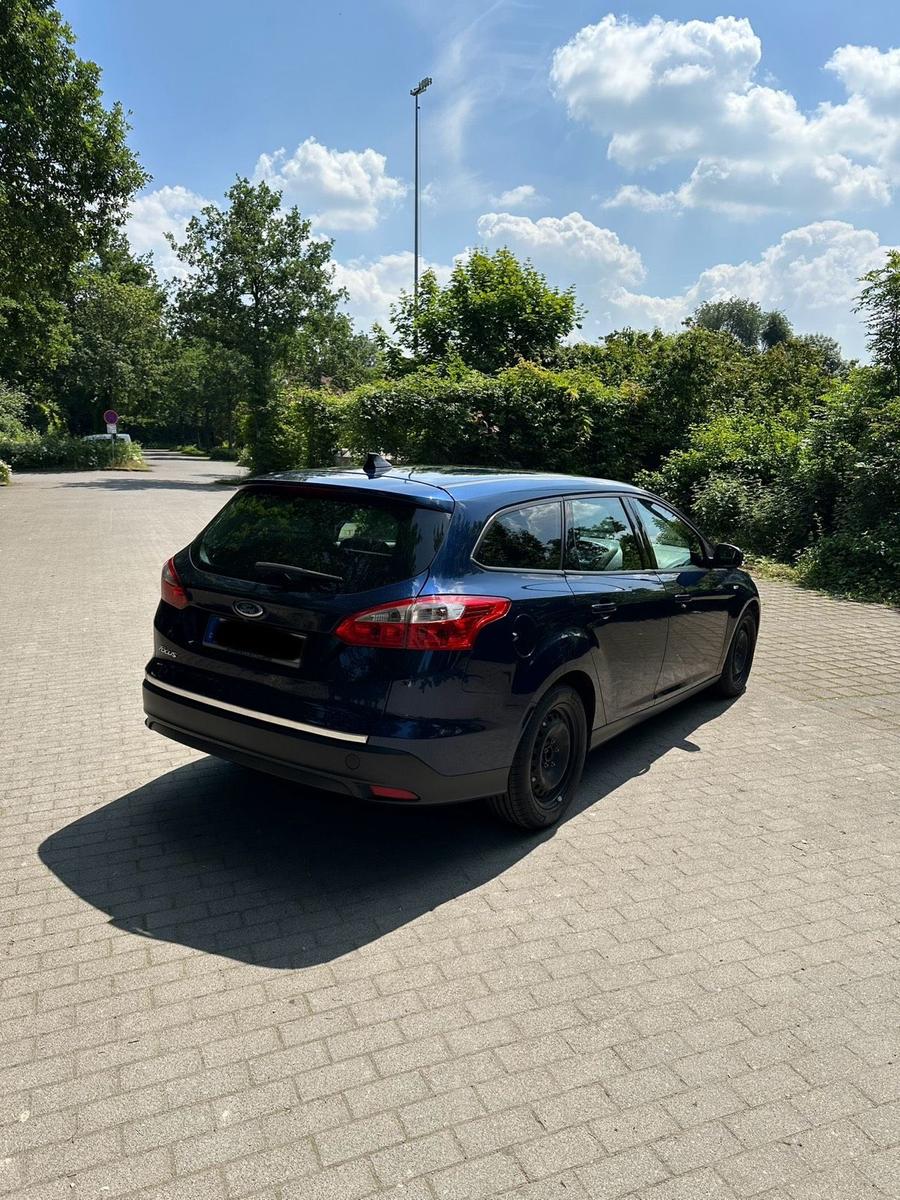 Ford Focus 2011 — вигляд ззаду