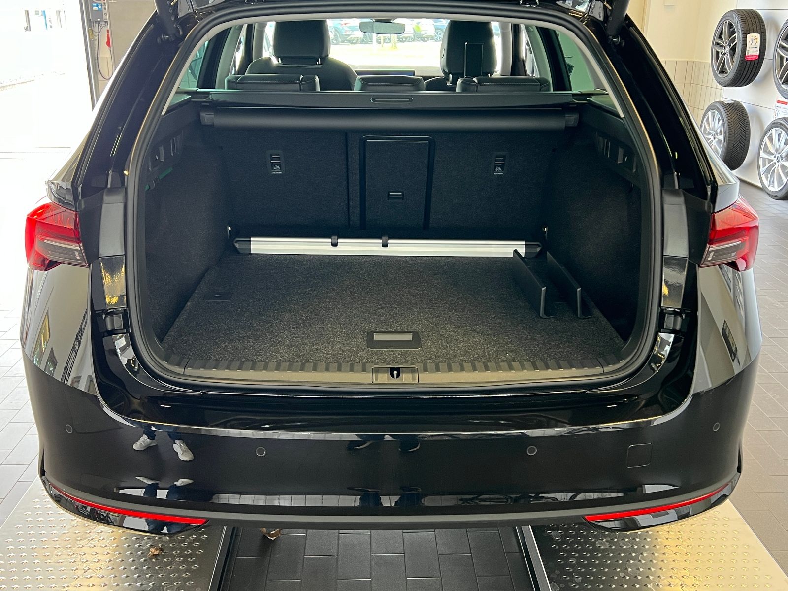 Fahrzeugabbildung SKODA Octavia Combi FL Exclusive 1.5 TSI mHEV DSG *LED