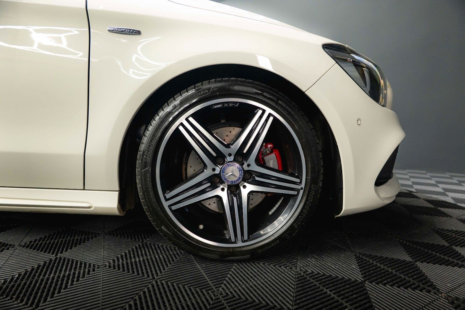 Fahrzeugabbildung Mercedes-Benz CLA 250 Shooting Brake 4Matic AMG Night Pano LED
