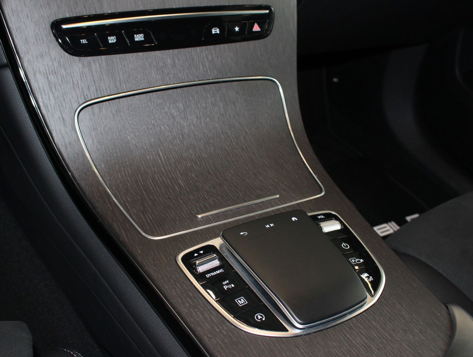 Fahrzeugabbildung Mercedes-Benz GLC 220d 4Matic AMG Line Standhzg.*Distronic*360